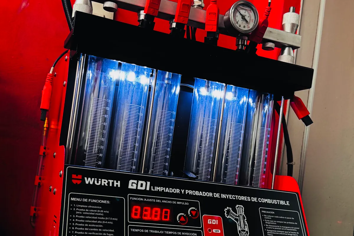 Equipo Würth de prueba y limpieza de inyectores en el taller